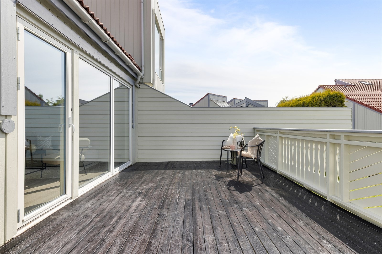 Den romslige terrassen på 28 m² er bygget i impregnert trevirke. Galleribilde