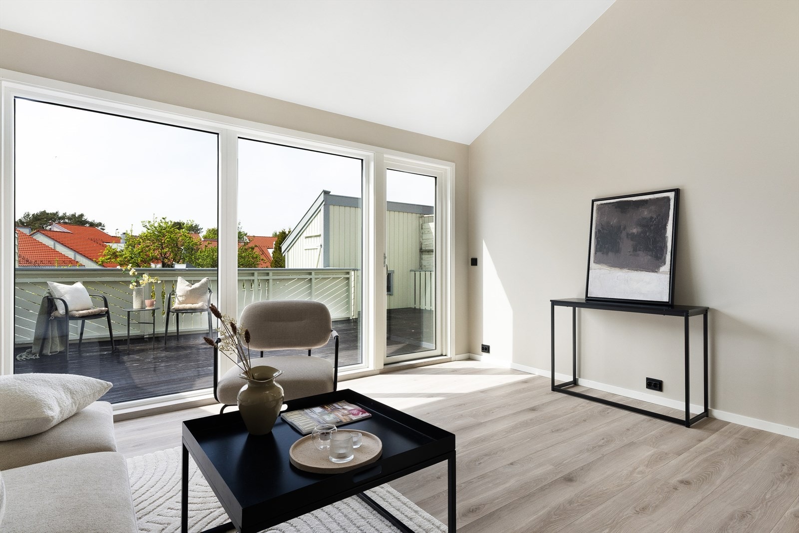 Gjennomgående laminatgulv og malte veggflater. Galleribilde