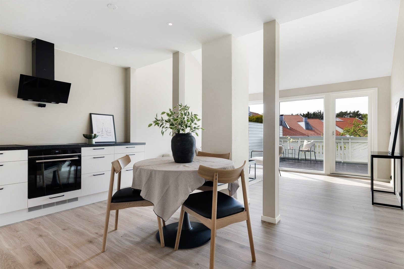 Den sosiale sonen har god plass til både spisebord og sofagruppe. Galleribilde