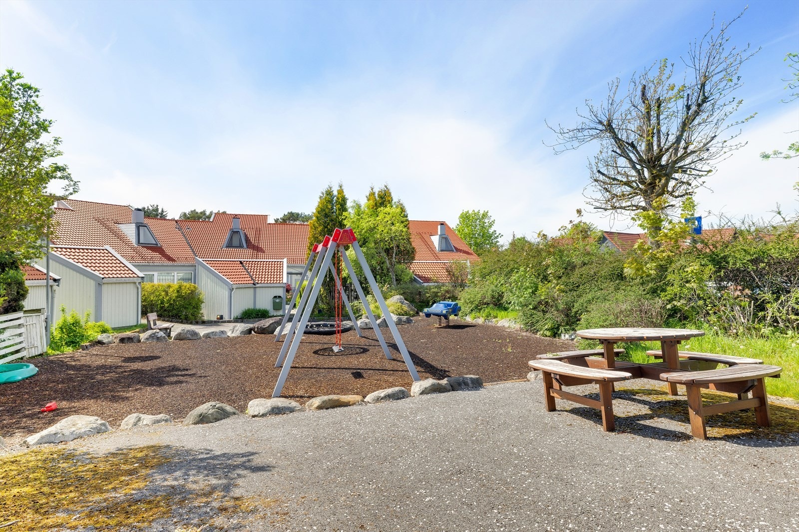 Nærområdet byr på lekeplasser og er ideelt for barnefamilier, med kort vei til både skoler og barnehager. Galleribilde