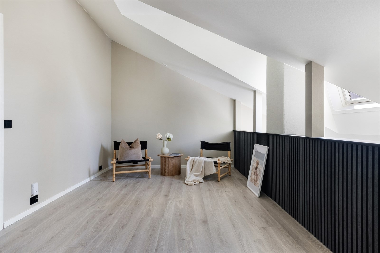 Loftstuen i første etasje gir ekstra rom for en sittegruppe eller kontorplass. Galleribilde
