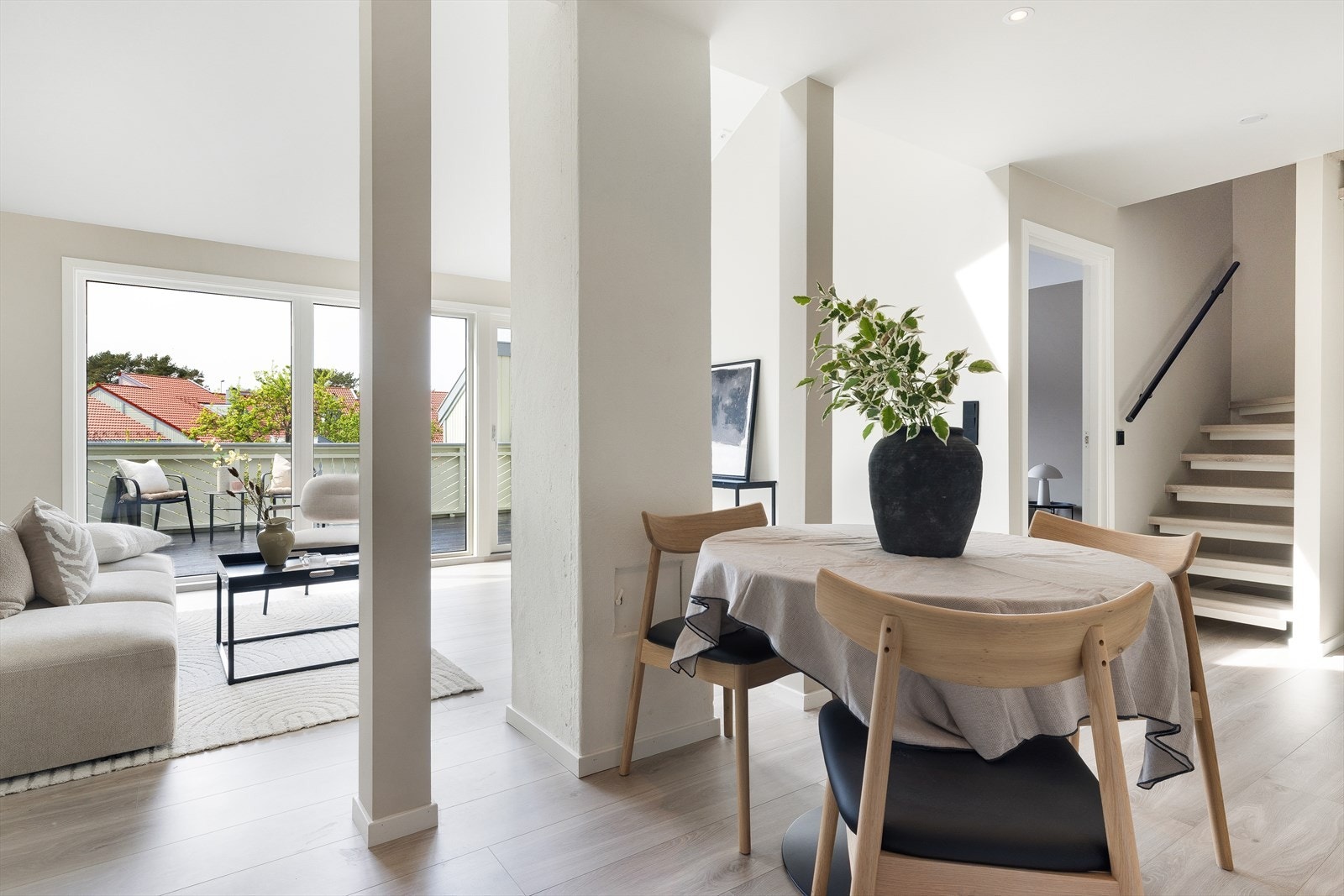 Fra stuen er det direkte utgang til en stor terrasse på 28 m². Galleribilde
