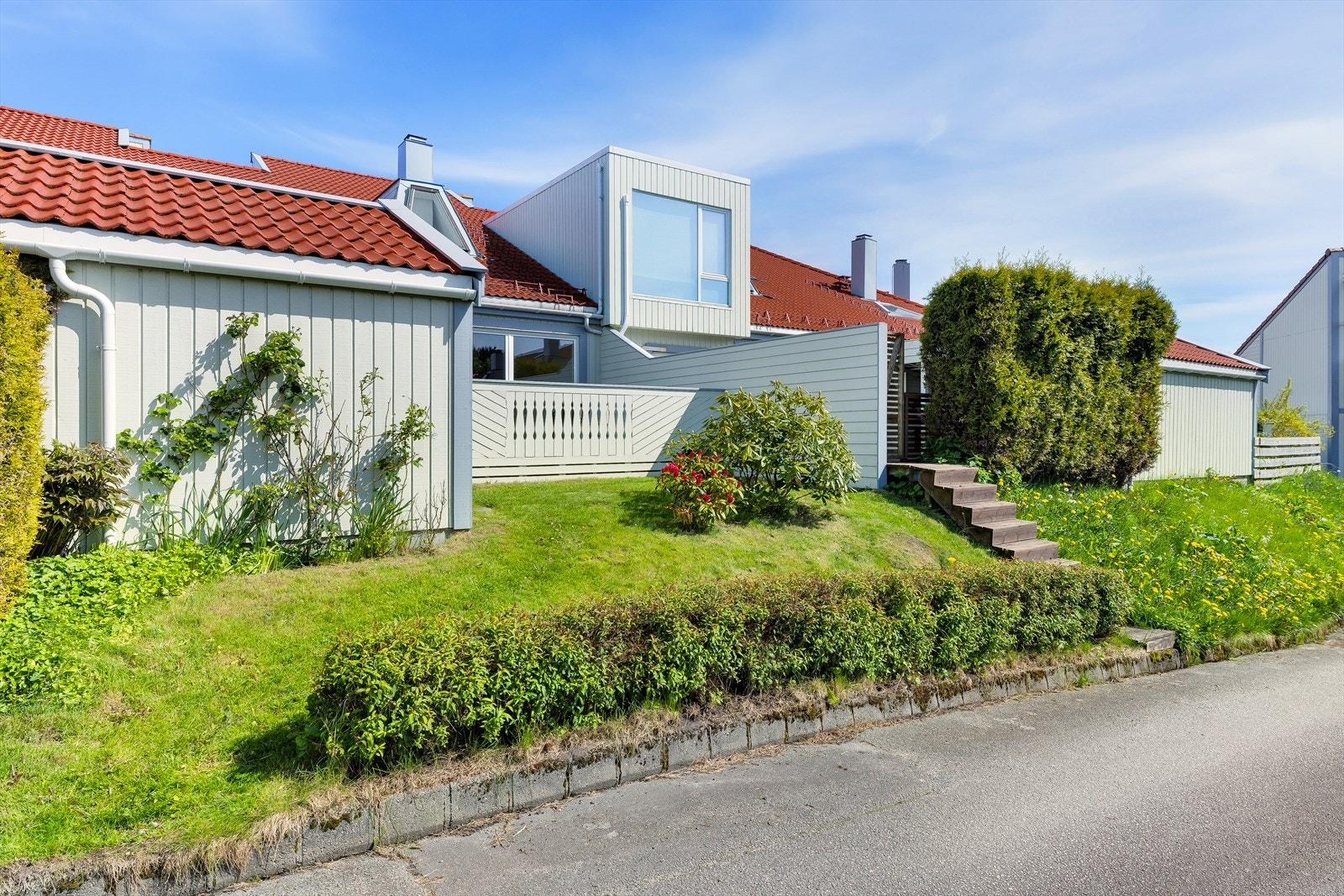 Fasaden har stående trekledning, og taket er tekket med betongtakstein. Galleribilde