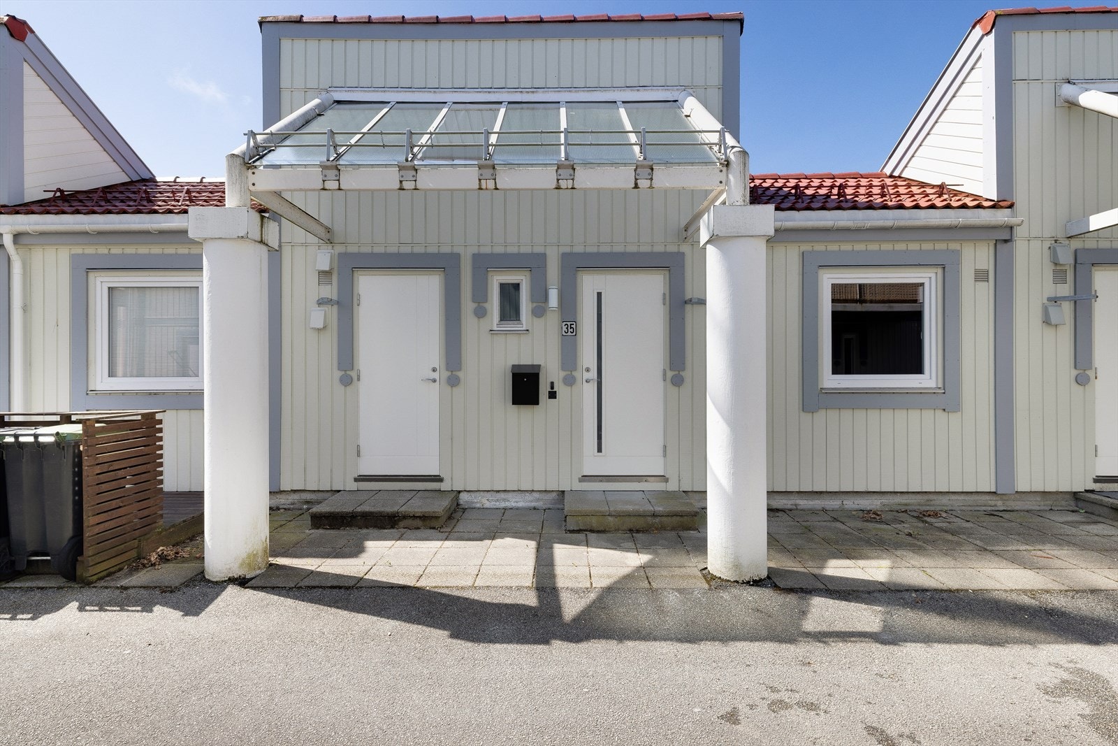 Boligen er en del av Borettslaget Holaberget, som består av 80 enheter i 4-mannsboliger i rekker. Galleribilde