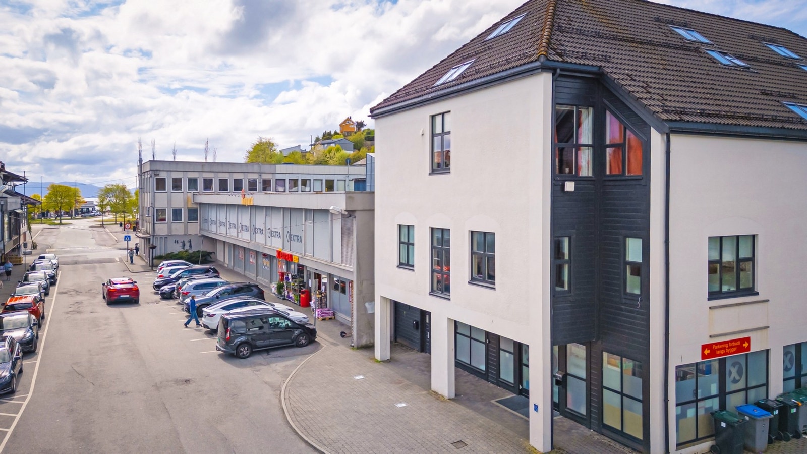 Nærmeste dagligvarebutikk er Extra Osøyro, kun ett minutts gange fra leiligheten. Galleribilde