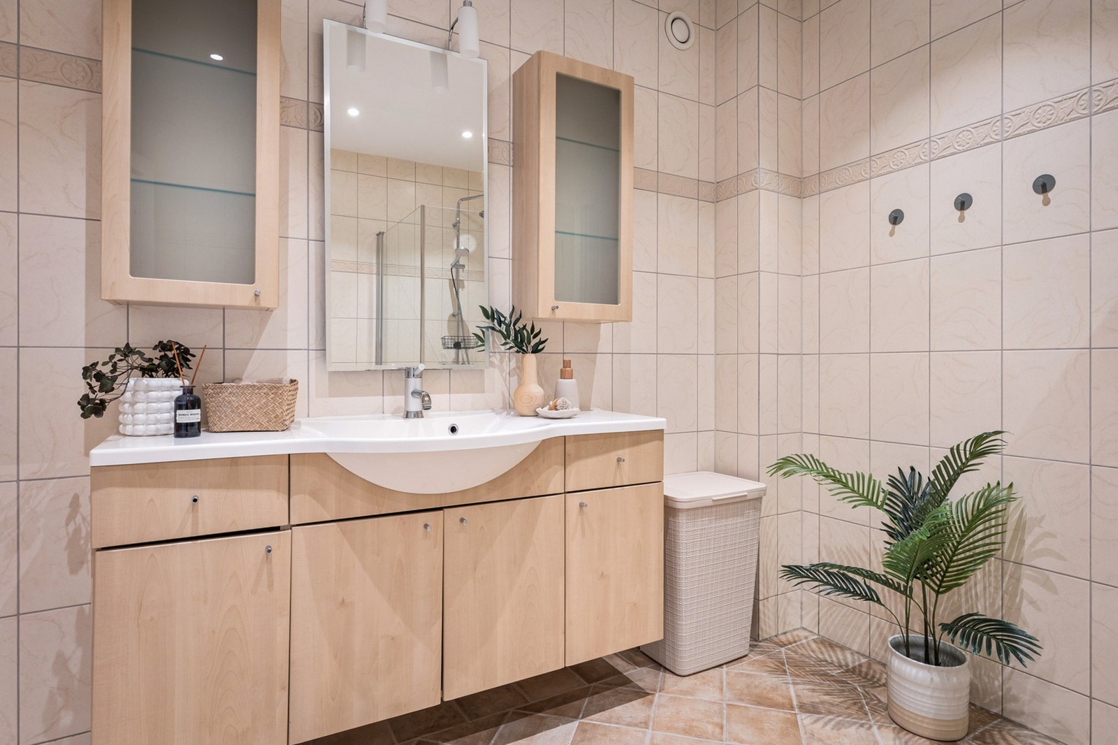 Badet har mekanisk avtrekk og innfelte spotter i tak. Rommet fremstår funksjonelt med gode oppbevaringsmuligheter i innredningen. Galleribilde