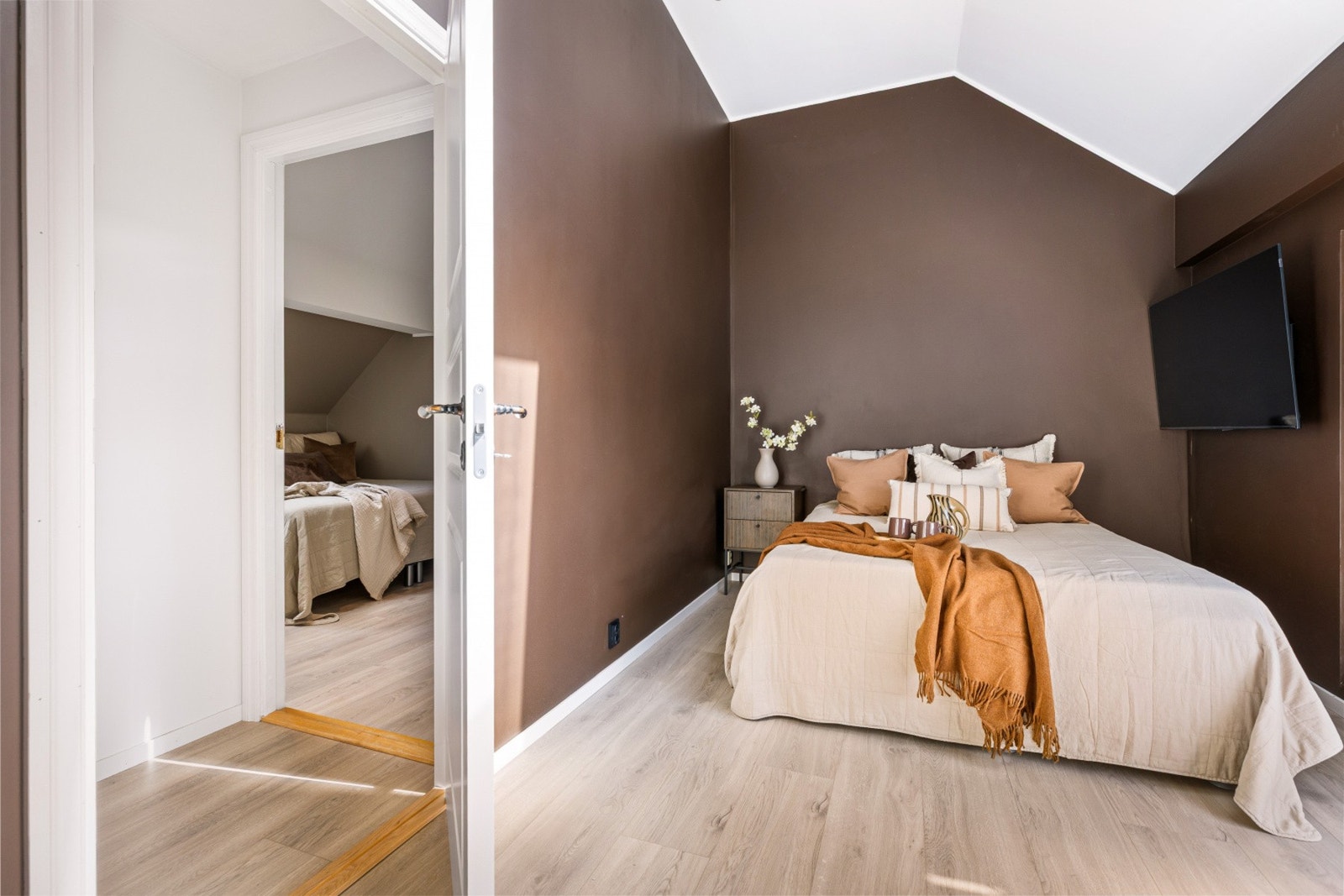 Soverommet har også vindu i skråtak som slipper inn godt med naturlig lys og gir mulighet til å nyte stjernehimmelen på klare kvelder. Galleribilde