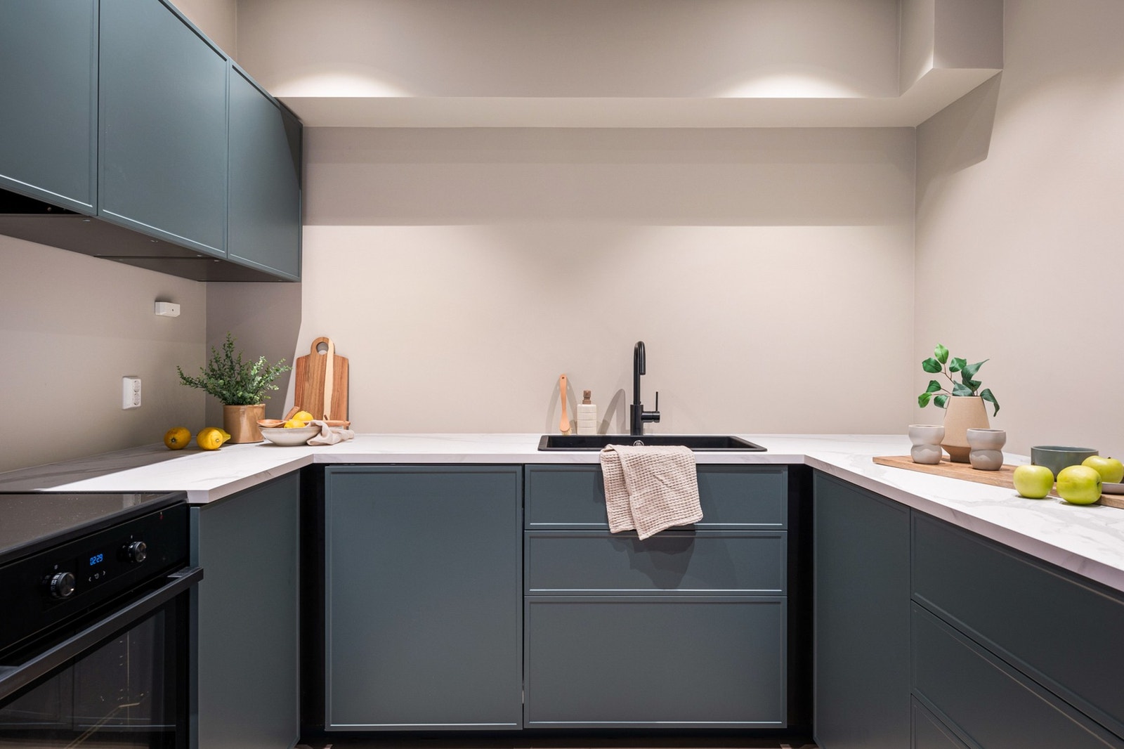 Kjøkkenet er oppgradert med stilren IKEA-innredning fra 2026 med mørke fronter og lys laminat benkeplate, som gir et moderne uttrykk. Galleribilde