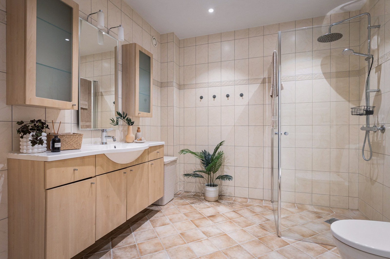 Badet har direkte tilkomst fra entréen og måler 6,3 kvm. Galleribilde
