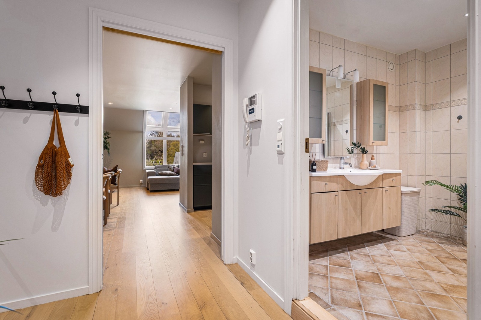 Velkommen inn! Romslig entré med god plass til oppheng av yttertøy og sko i stor skyvedørsgarderobe med speil. Galleribilde
