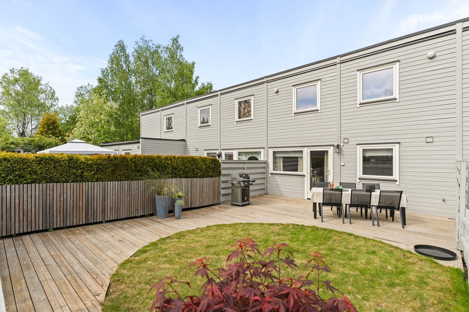 Stor treterrasse og hage gir gode muligheter for lek og sosiale sammenkomster. Galleribilde