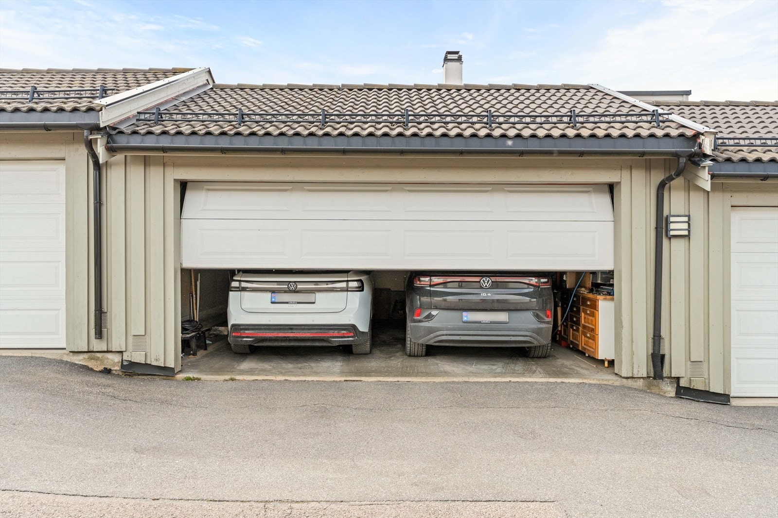 Boligen disponerer en DOBBELgarasje med installert elbillader. Det er hems over garasjen med rikelig lagring. Galleribilde