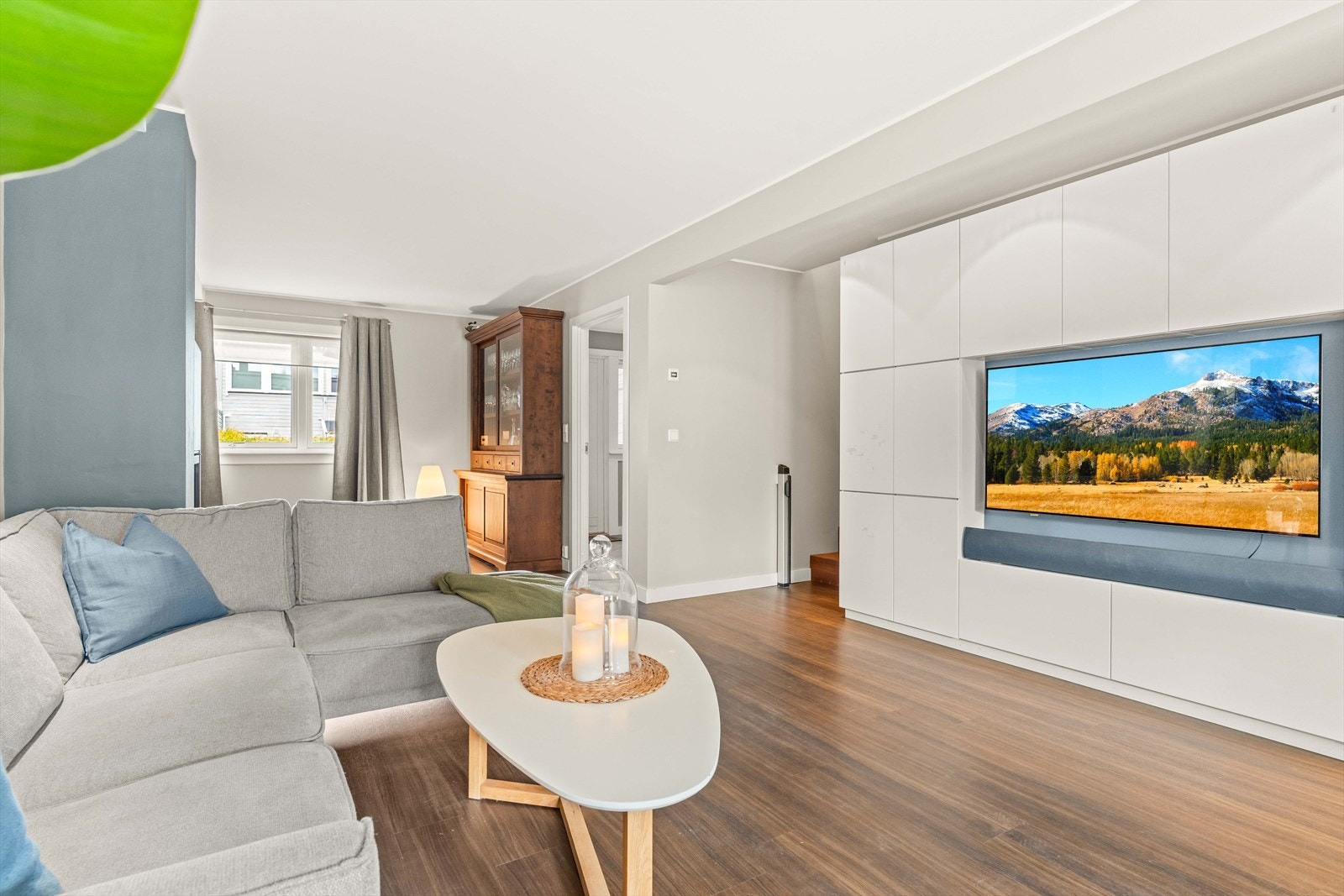 Belysningen i flere av rommene kan styres via smarthus-systemet Plejd. Galleribilde