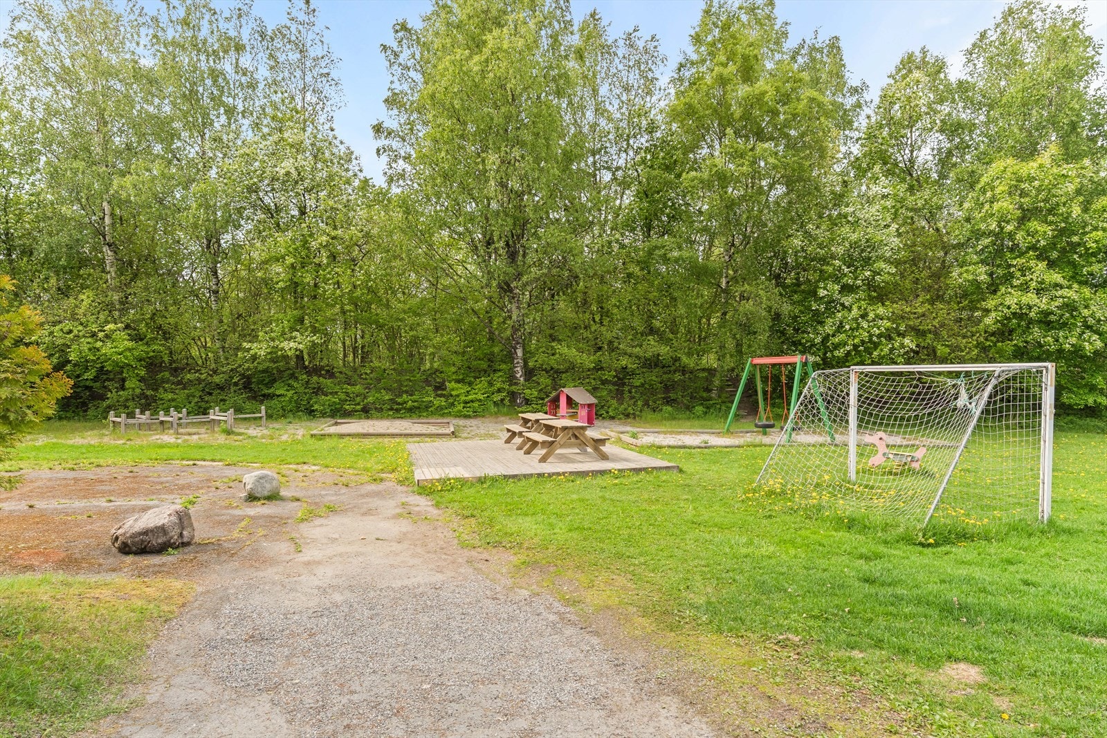 I nærmiljøet finnes det flere lekeplasser og grøntområder for barn. Galleribilde