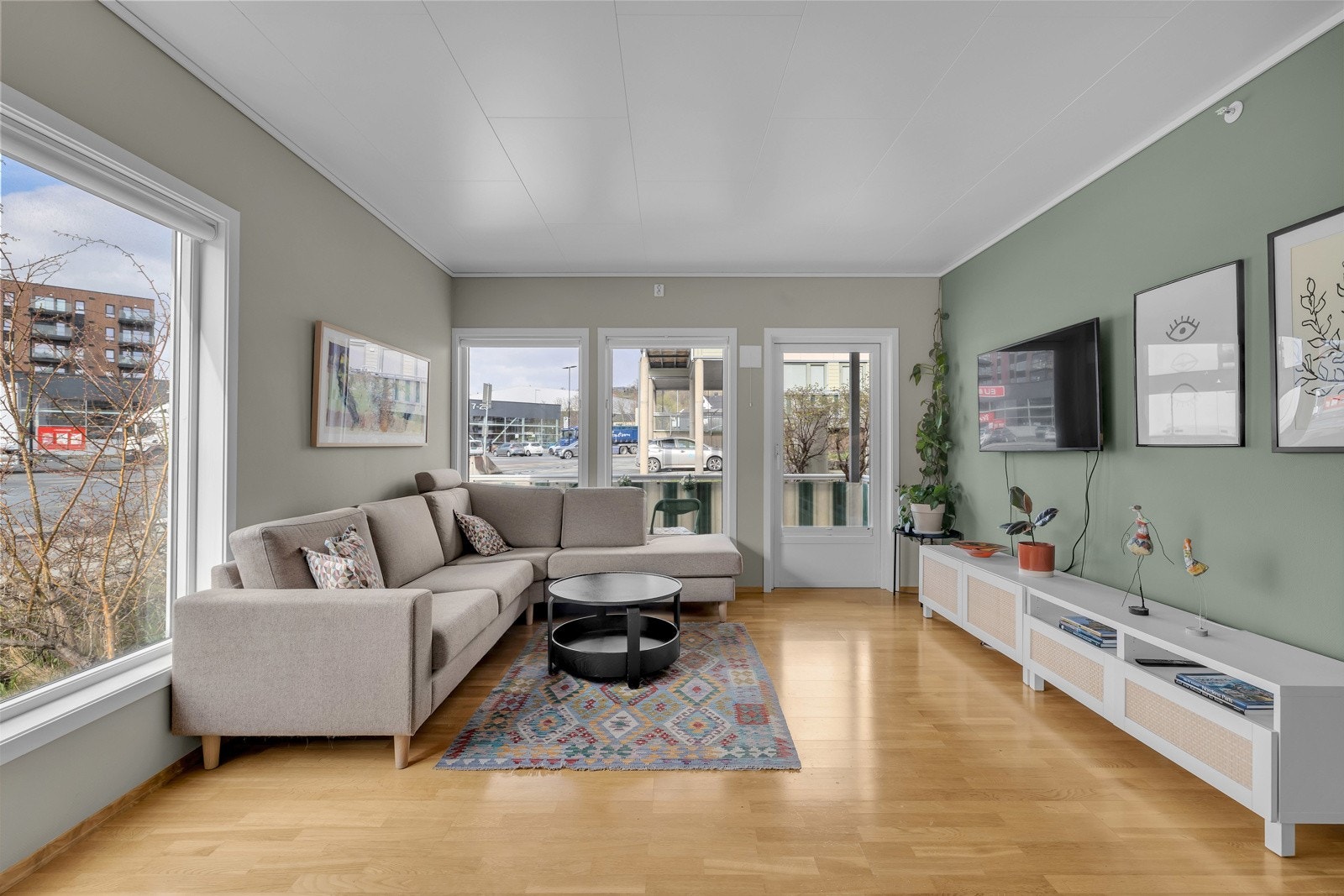 Store vindusflater og rikelig med lysinnslipp. Galleribilde