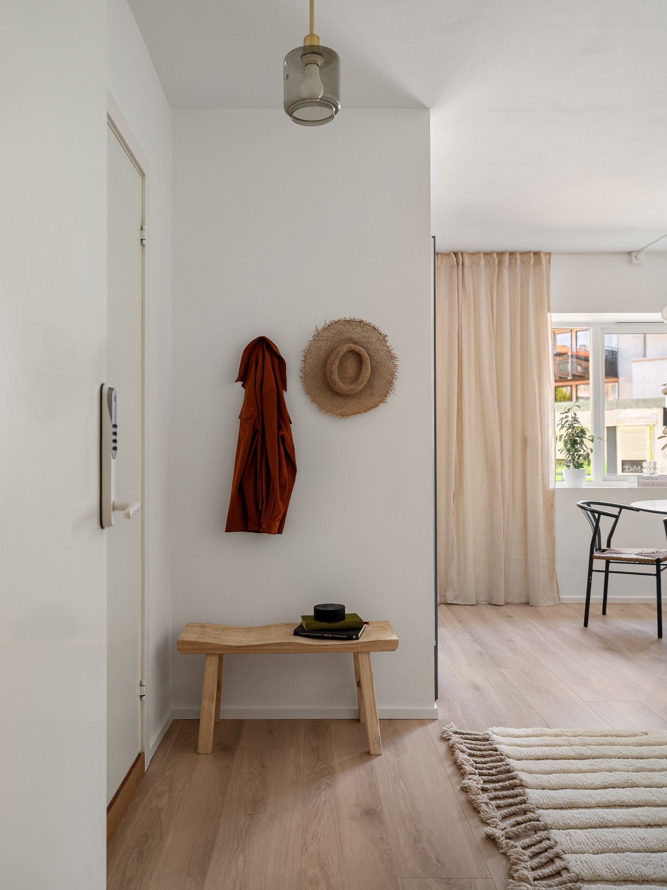 Lys og innbydende entré med mulighet for smarte oppbevaringsløsninger. Galleribilde
