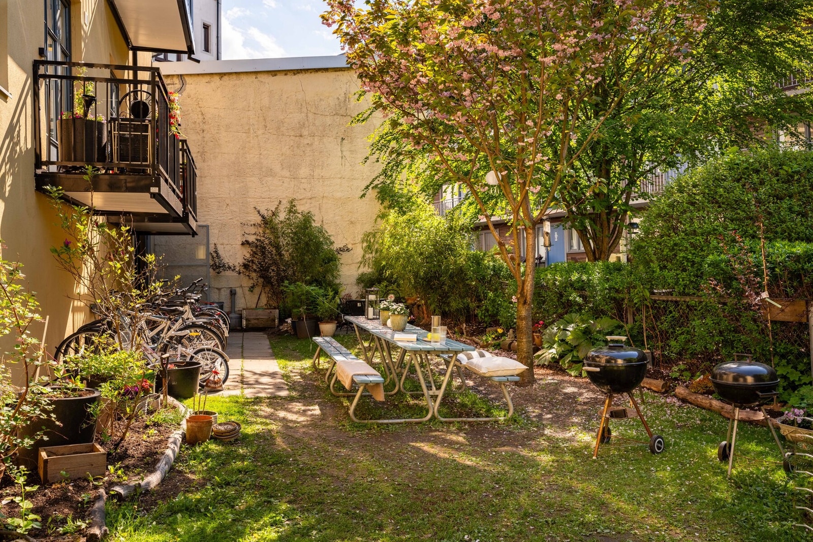 Idyllisk felles hage, vendt mot syd. En rolig og skjermet atmosfære - her er det lett å glemme hvor sentralt man faktisk bor. Galleribilde