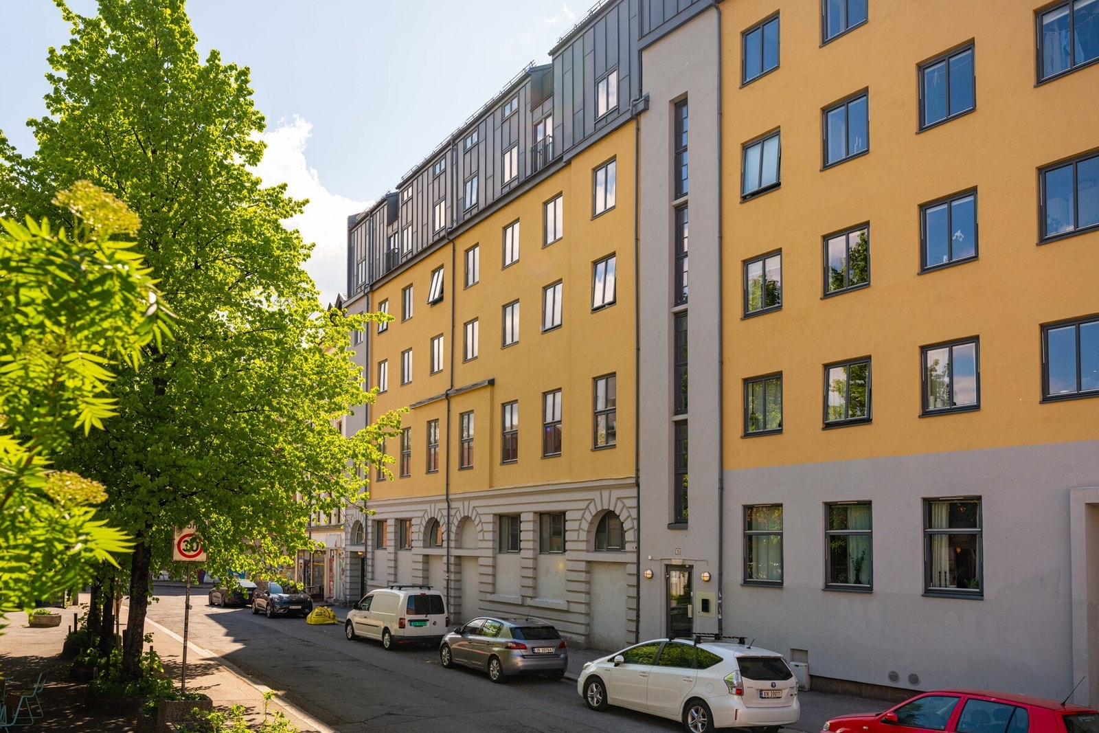 Leiligheten ligger i en klassisk bygård fra 1892, rehabilitert i 2004. Galleribilde