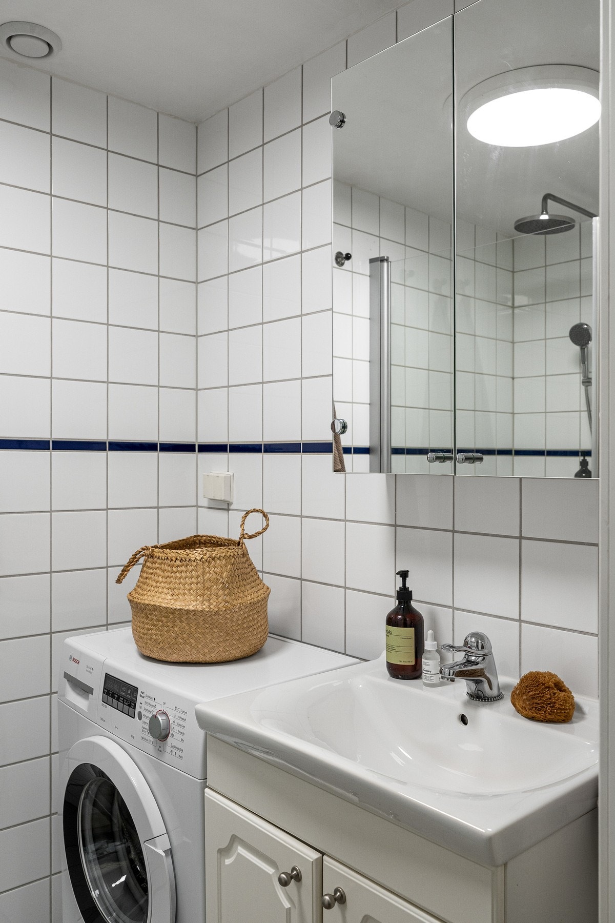 Det er fellesvaskeri i kjeller, men selger har egen vaskemaskin på badet. Denne medfølger salget. Galleribilde