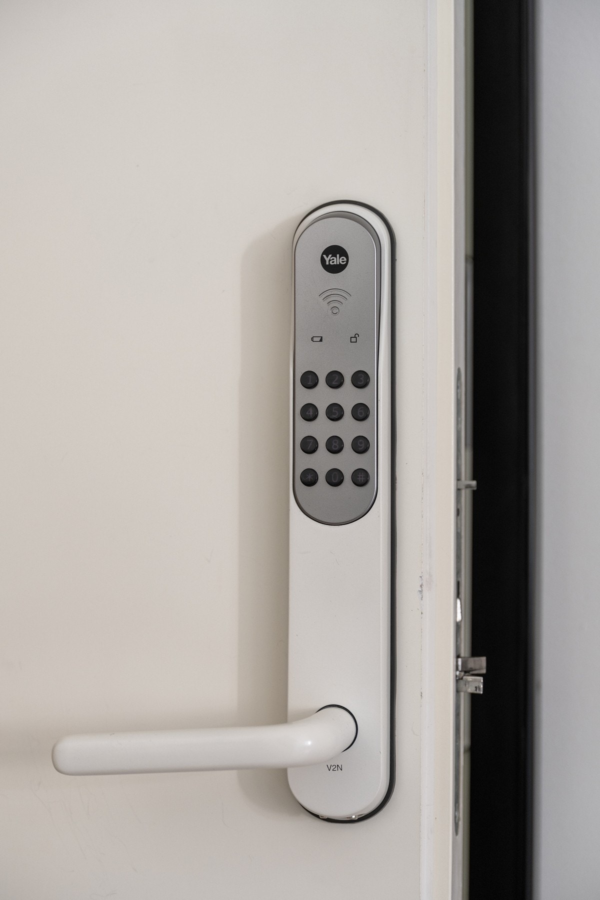 Ytterdøren er oppgradert med Yale doorman appstyrt kodelås i 2019. Galleribilde