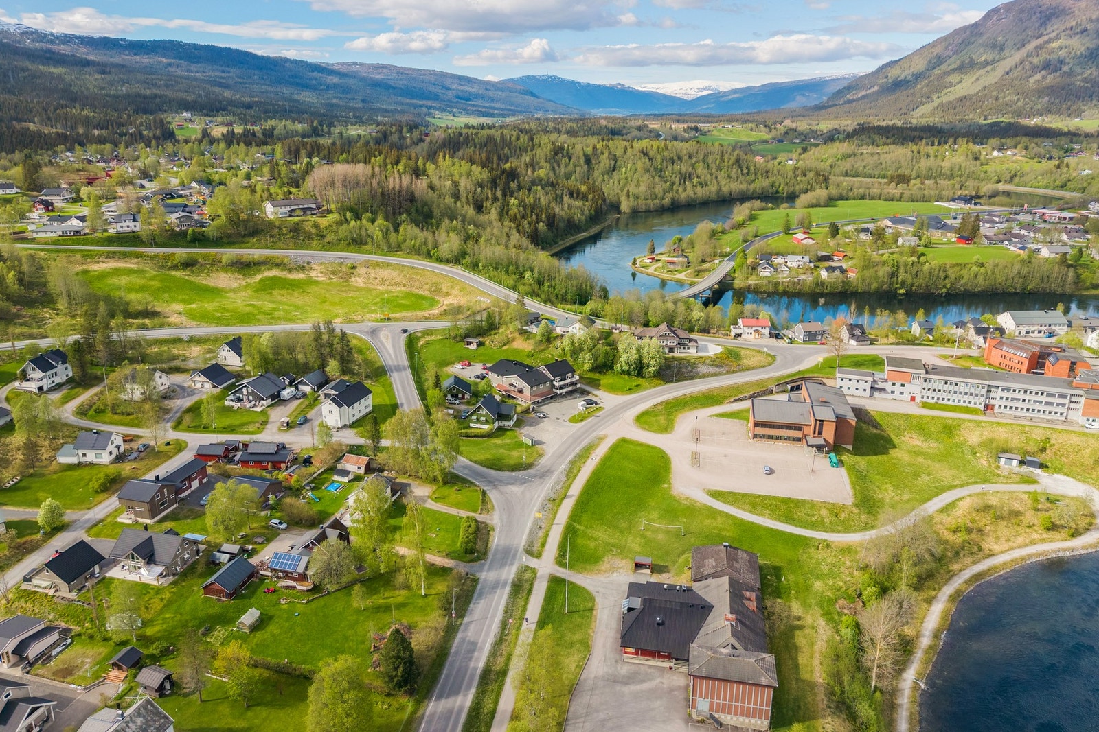 Beliggenheten gir også enkel tilgang til E6, med gode pendlermuligheter til både Mo i Rana og Mosjøen Galleribilde