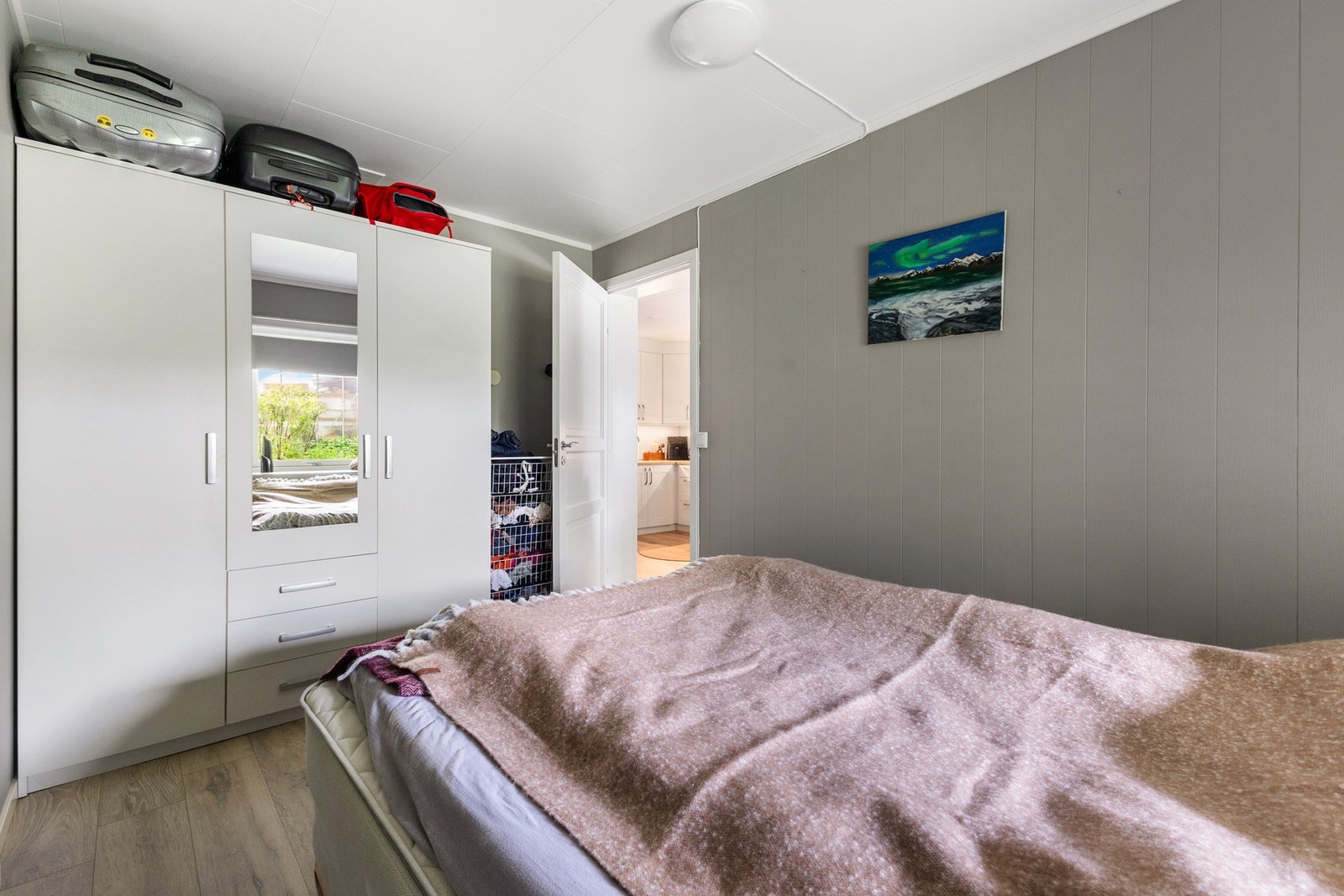 Romslig soverom med plass til dobbeltseng og garderobe Galleribilde