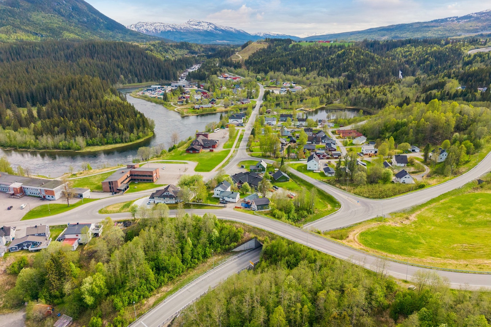 Området byr på naturskjønne omgivelser med nærhet til både fjell, elv og flotte turmuligheter året rundt Galleribilde
