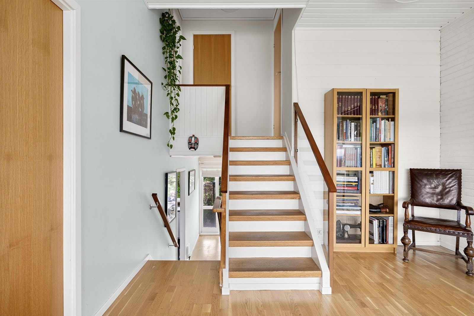 Den malte tretrappen binder de ulike nivåene i boligen sammen på en elegant måte Galleribilde