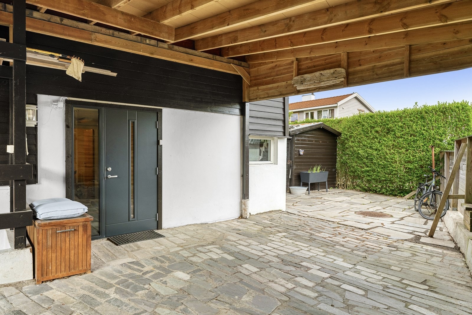 Overbygget inngangsparti og carport Galleribilde