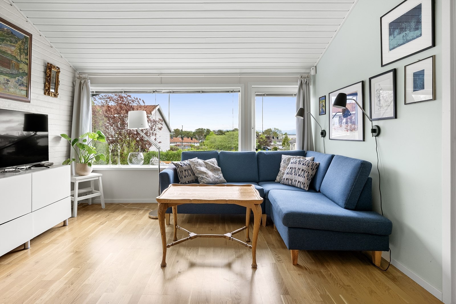 Stuen har ekstra takhøyde og store vindusflater Galleribilde