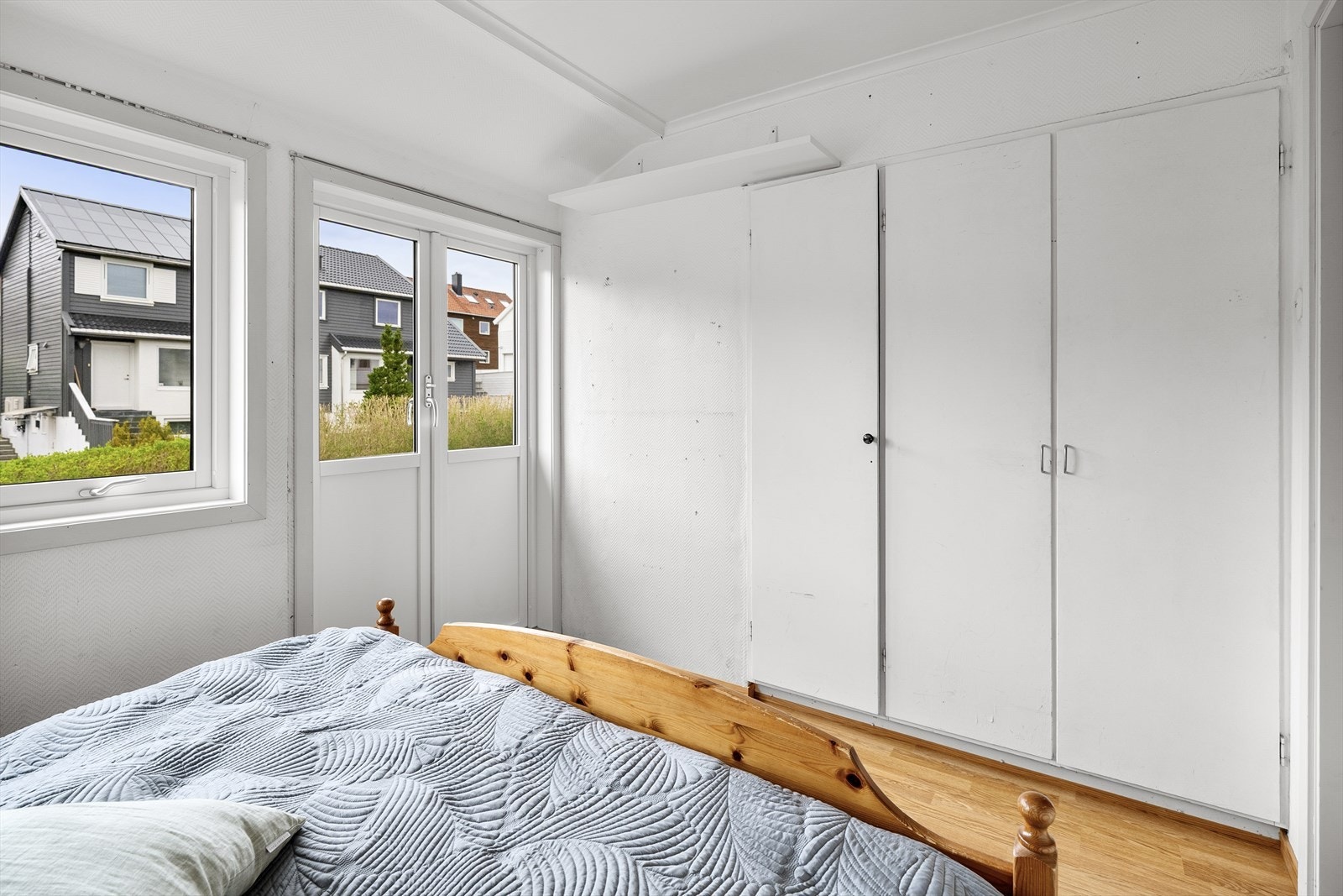 Innebygget garderobeløsning og utgang til balkong Galleribilde