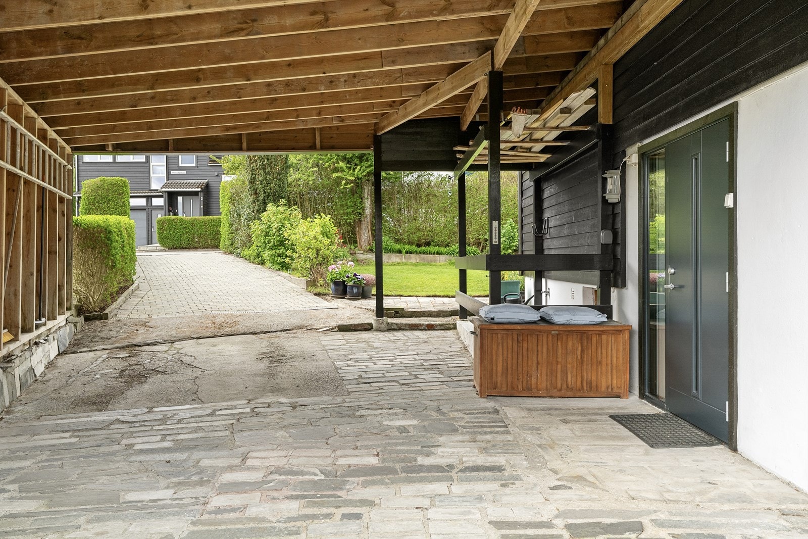 Carporten har plass til én bil og gir tørrskodd adkomst til/fra boligen Galleribilde