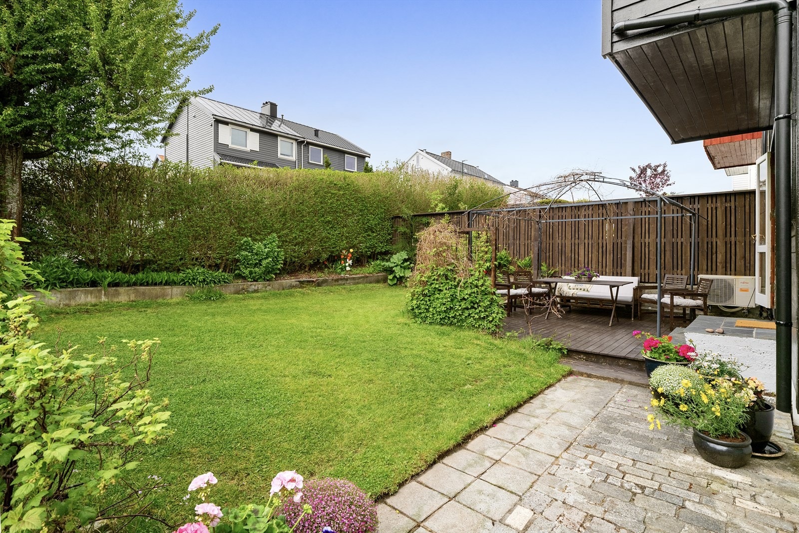 Skjermet og solrik hage med markterrasse Galleribilde
