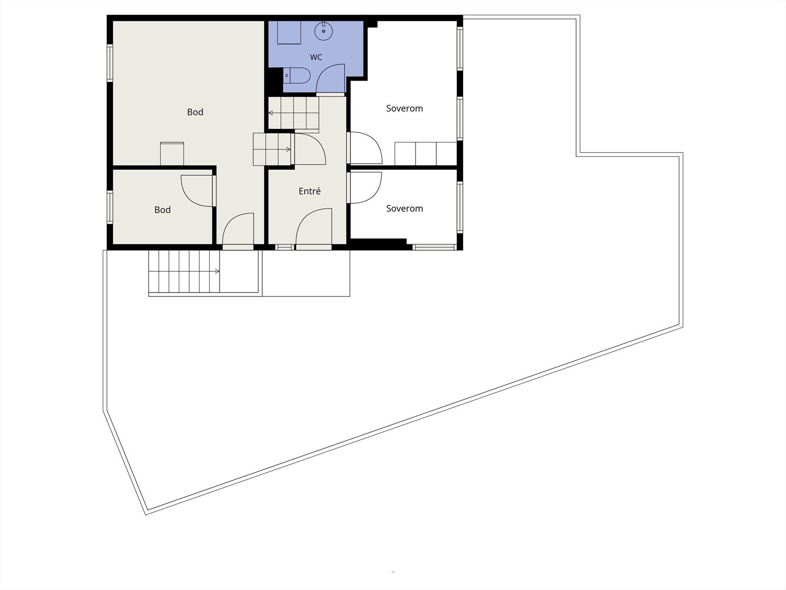1.etg inneholder entré, to innredede rom og et bad/vaskerom. Herfra er det også tilgang ned til boder i kjelleren. Galleribilde