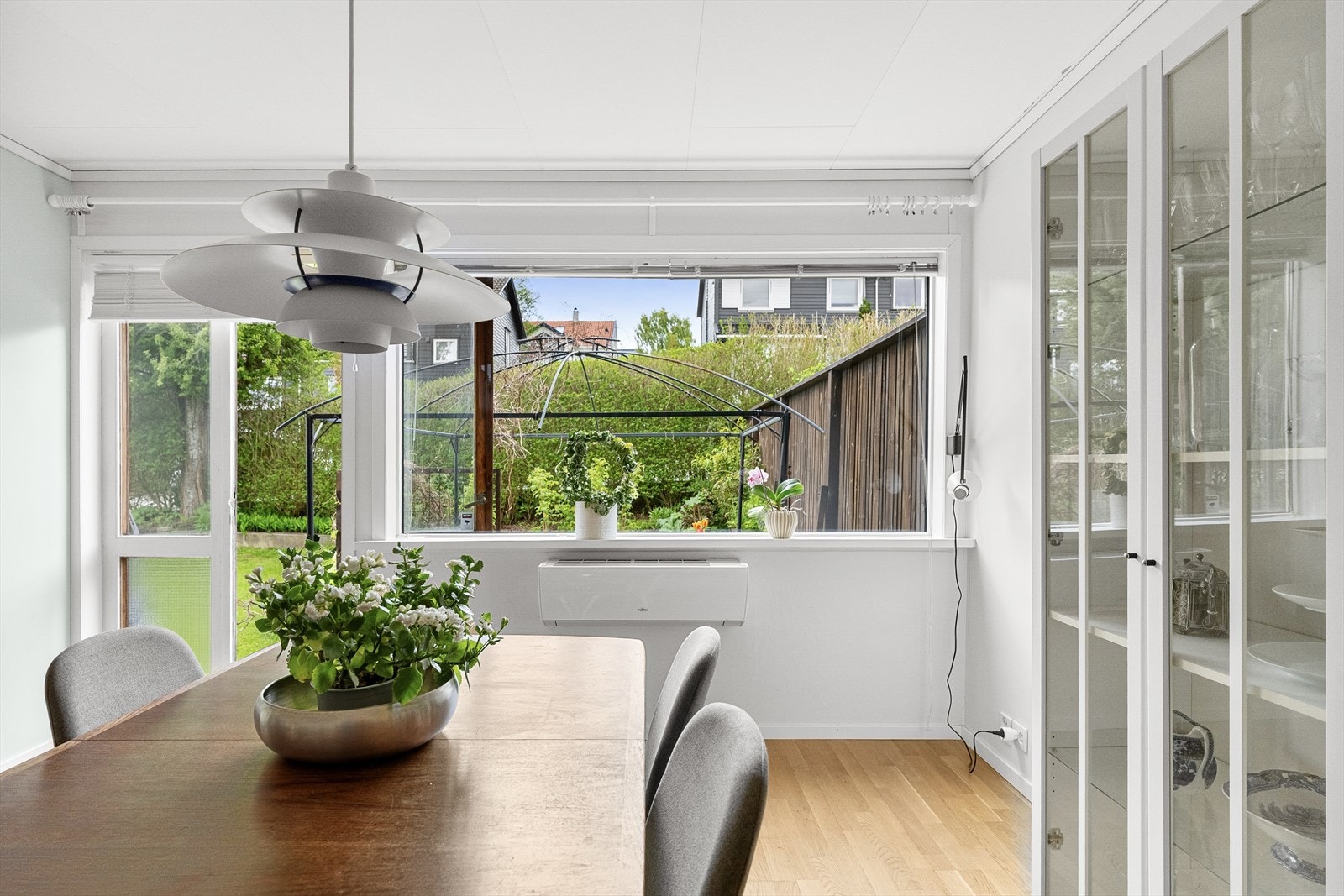 Store vindusflater i spisestuen gir godt lysinnslipp og utsikt mot hagen Galleribilde