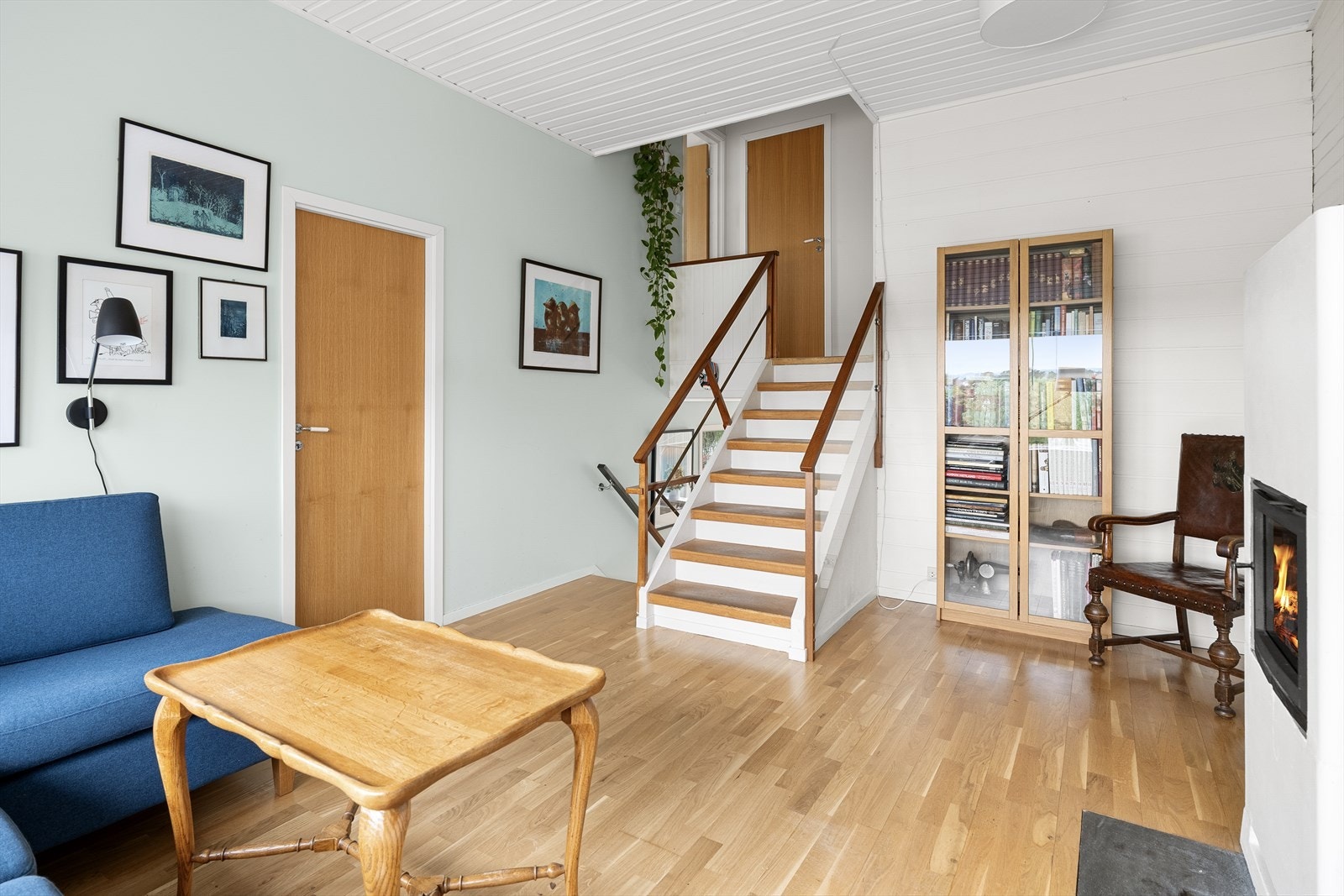 Stuen har god plass til både sofagruppe og annen møblering Galleribilde