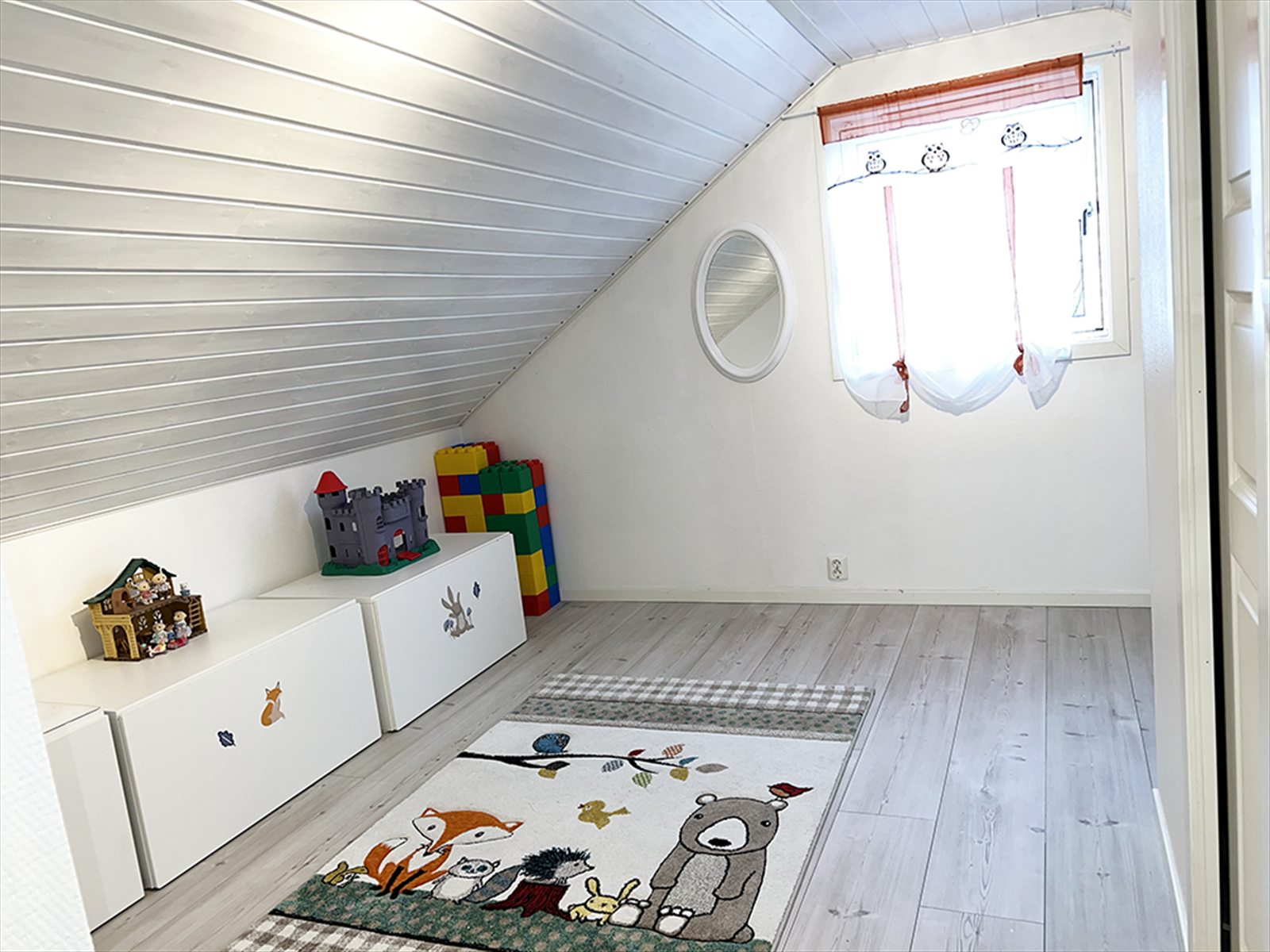 Loftstue. Det kan settes inn en dør etter avtale mellom stuene i 2.etasje. Galleribilde