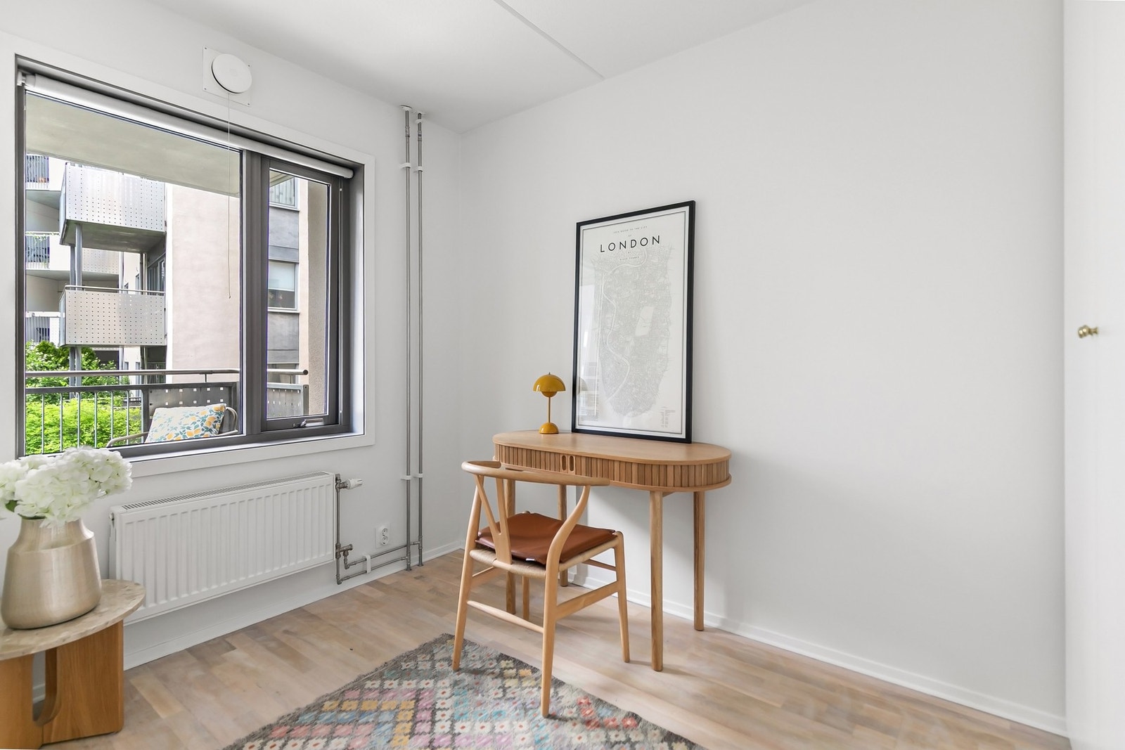 Soverom nr.2 er også av god størrelse. God plass til seng, nattbord, garderobe og skrivebord. Galleribilde