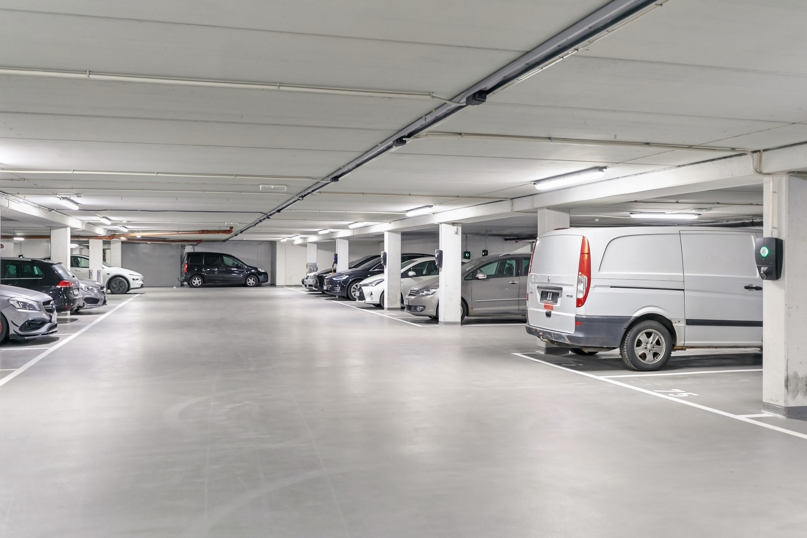 Lyst og pent garasjeanlegg med egen plass til leiligheten. Galleribilde