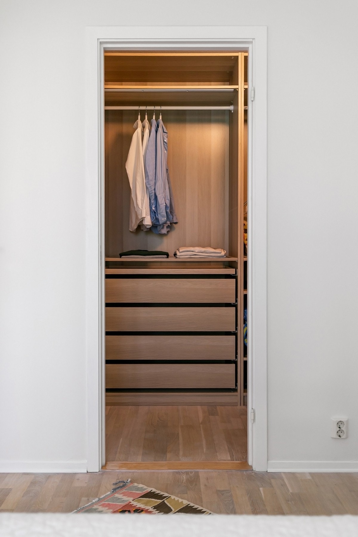 Innvendig bod som i dag er benyttet som walk-in closet. Galleribilde