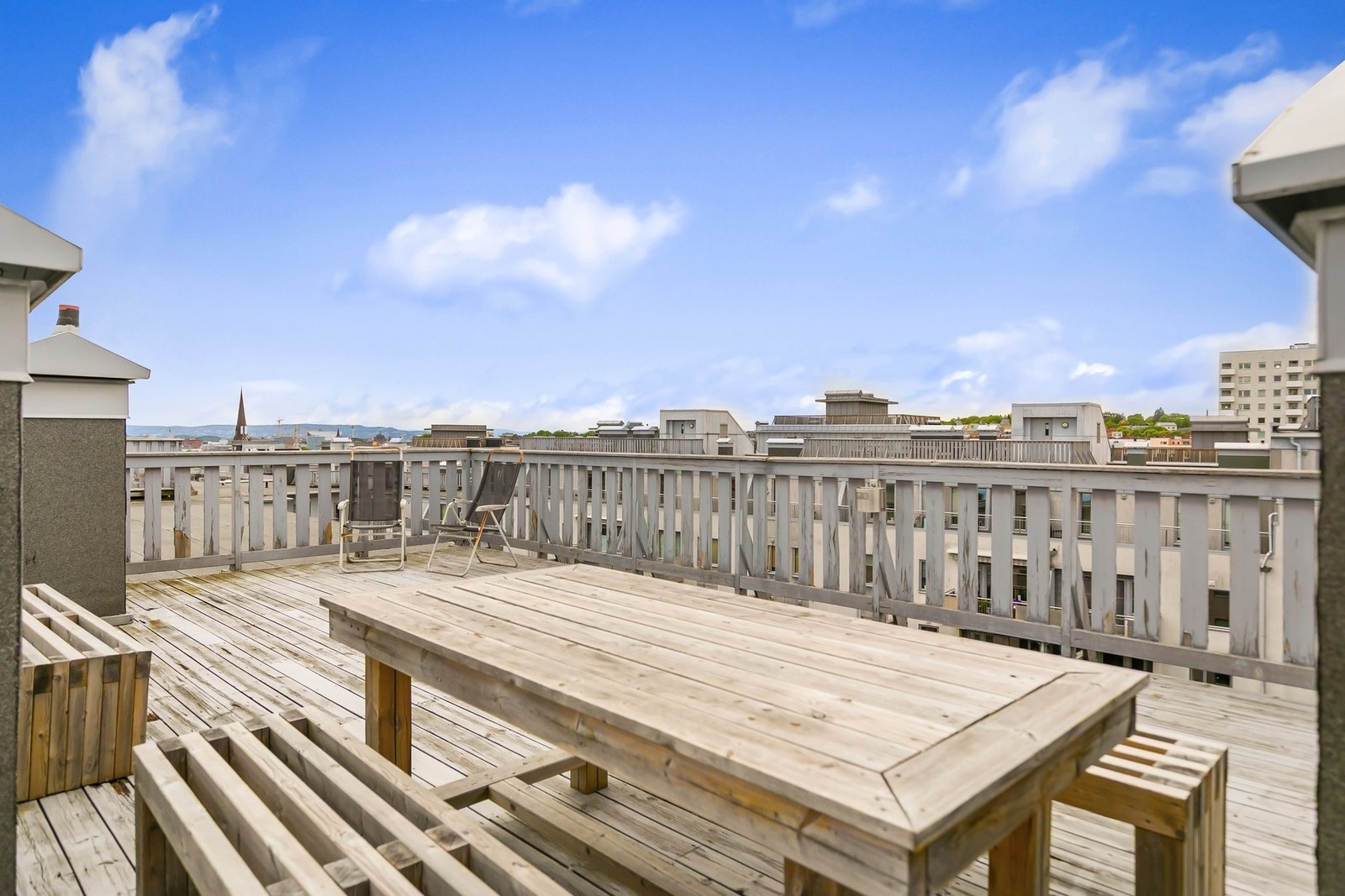 Felles takterrasse med flott utsikt og masse sol. Galleribilde