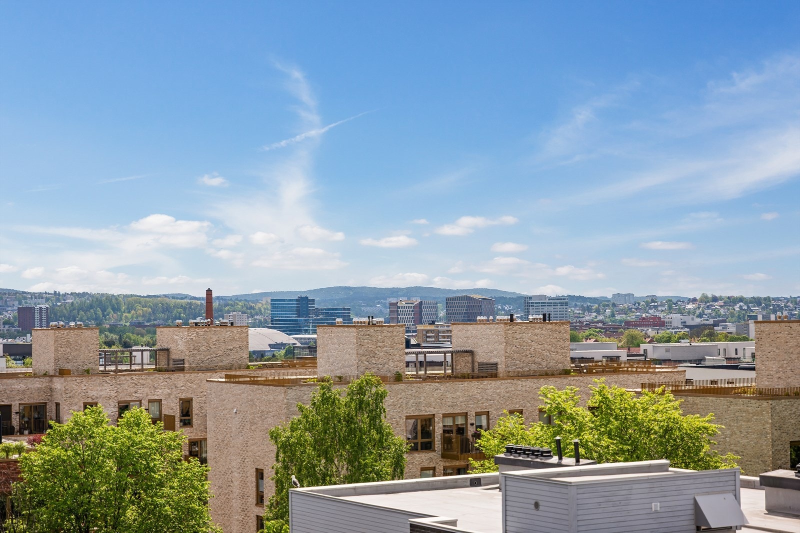 Fra takterrassen er det vid utsikt over store deler av Oslo by. Galleribilde