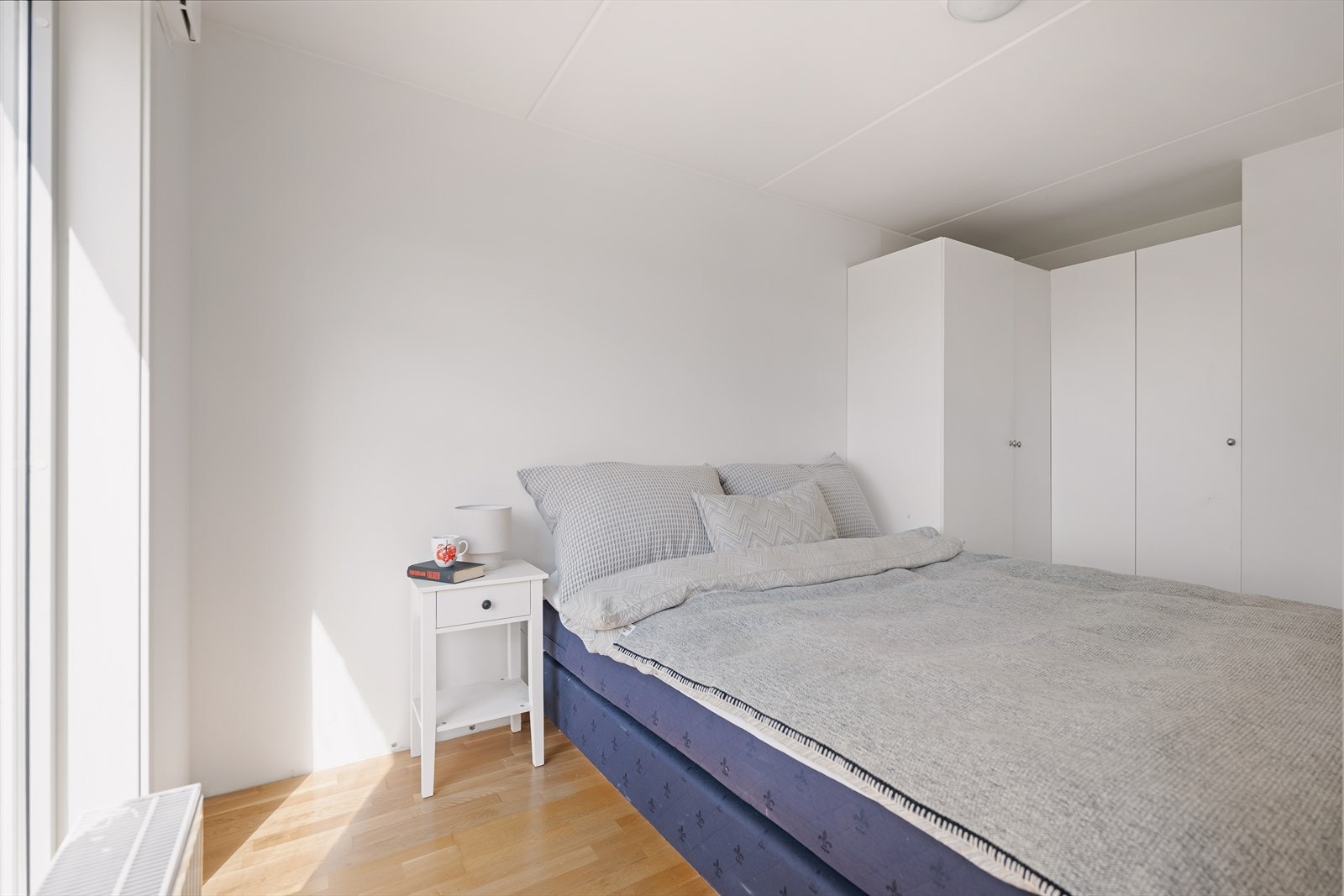 Et stort garderobeskap langs veggen gir god oppbevaringsplass. Leiligheten disponerer også en kjellerbod på ca. 5,3 m² for ekstra lagring. Galleribilde