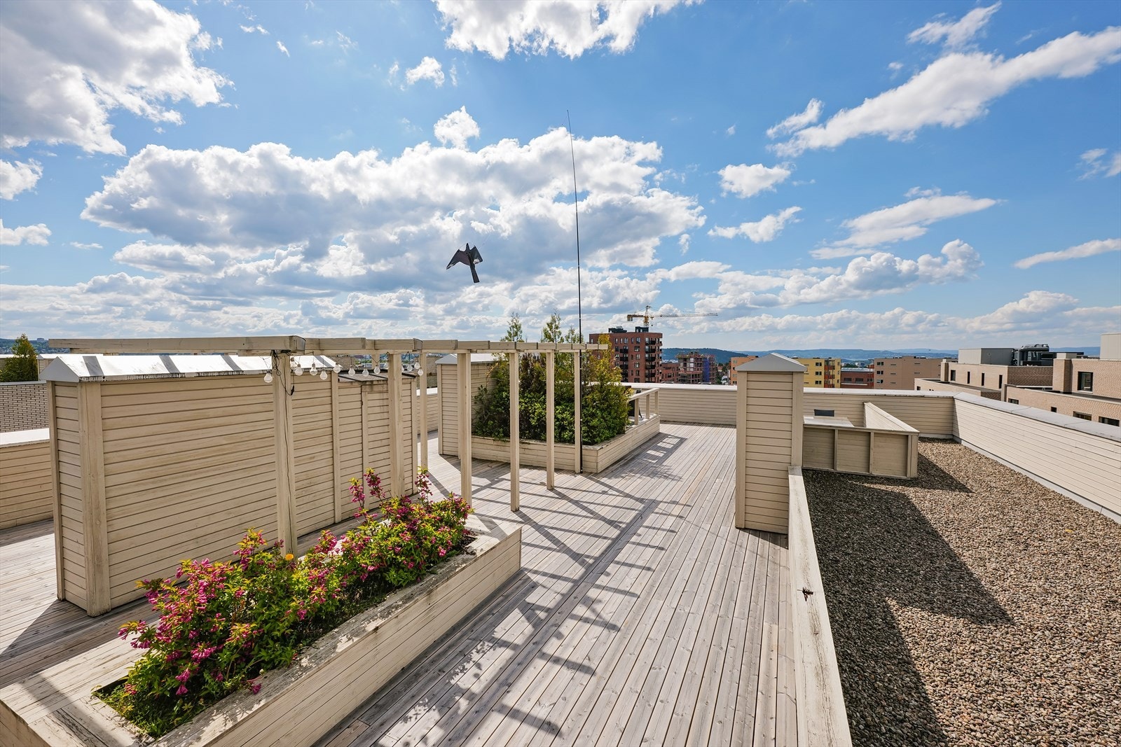 Sameiet disponerer en stor, felles takterrasse med flere sittegrupper og plantekasser. Galleribilde
