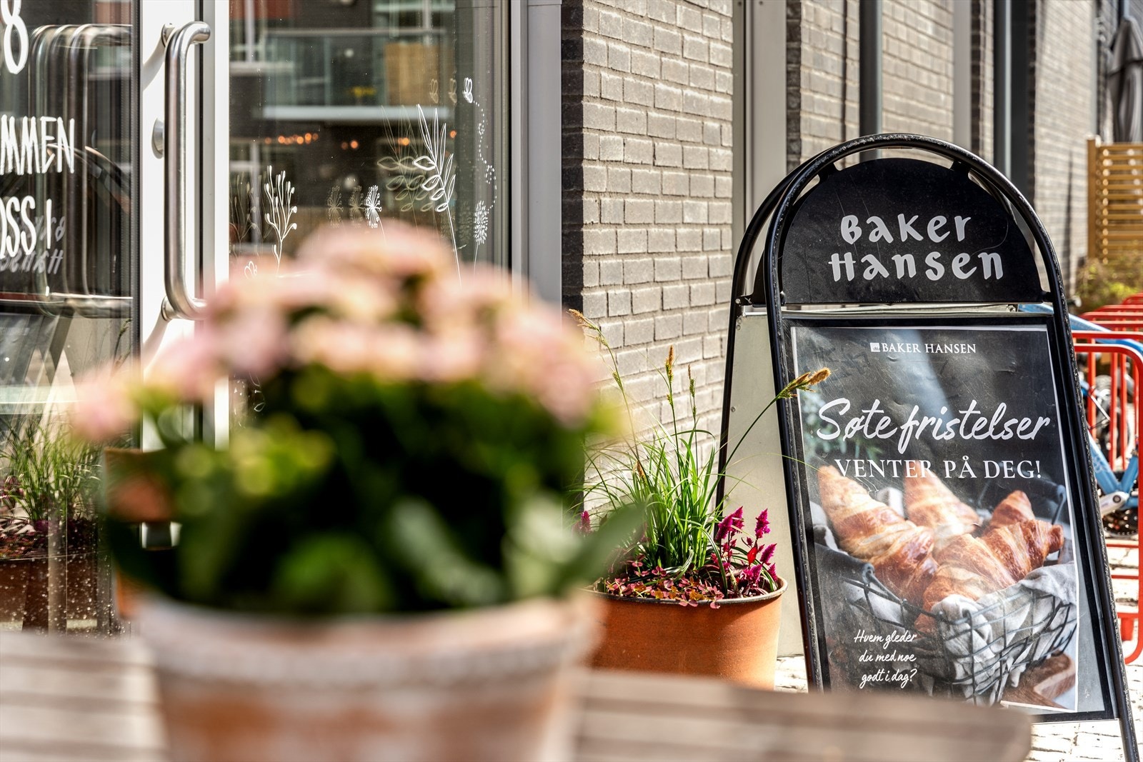 I nabolaget finner du flere hyggelige kaféer og bakerier, som for eksempel Baker Hansen. Galleribilde