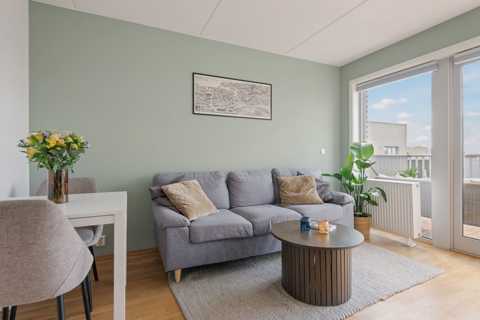 Stuen har en god utforming med plass til både sofagruppe og spisebord. Galleribilde