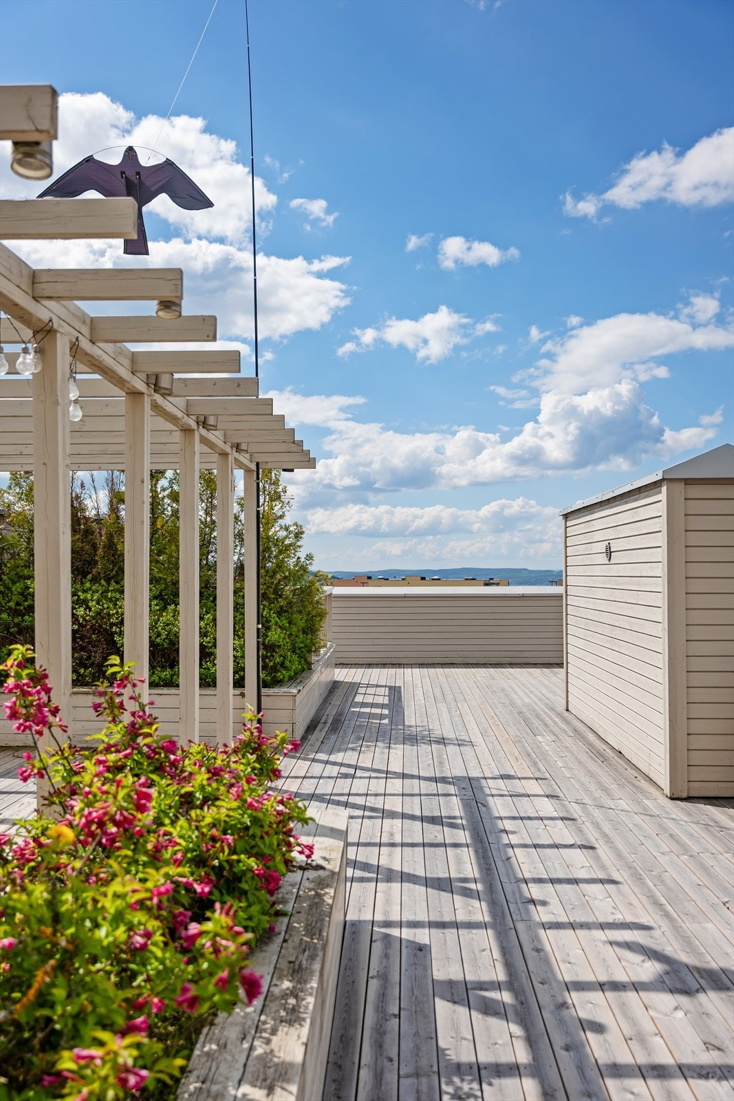 Takterrassen er pent opparbeidet med pergola, beplantning og flere sosiale soner. Galleribilde