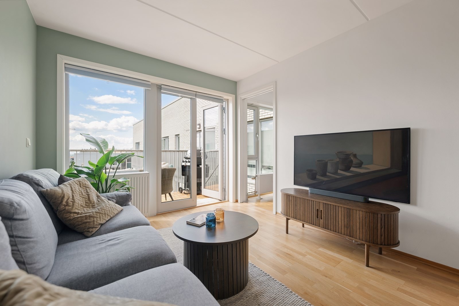Fra stuen er det utgang til en sørvendt balkong på ca. 4,5 m² med gode solforhold og fin utsikt. Galleribilde