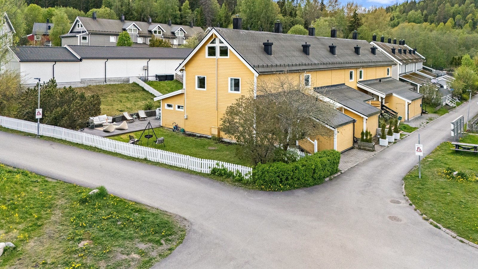 Boligen har en suveren beliggenhet som enderekkehus i et barnevennlig og skjermet område. Galleribilde