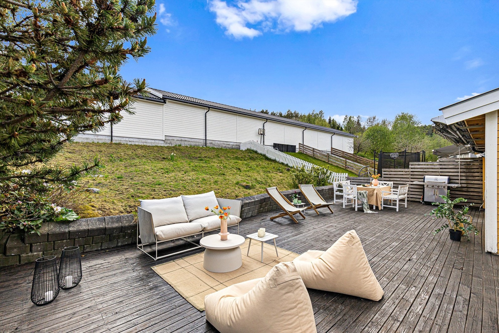 Markterrassen er bygget i trekonstruksjoner og har plass til flere sittegrupper. Galleribilde